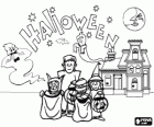 Dzieci przebrane za czarownice i potwory przed nawiedzonym domu z duchów w noc Halloween